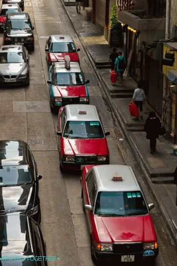 Taxi je jako puno u gradu, stara Toyota