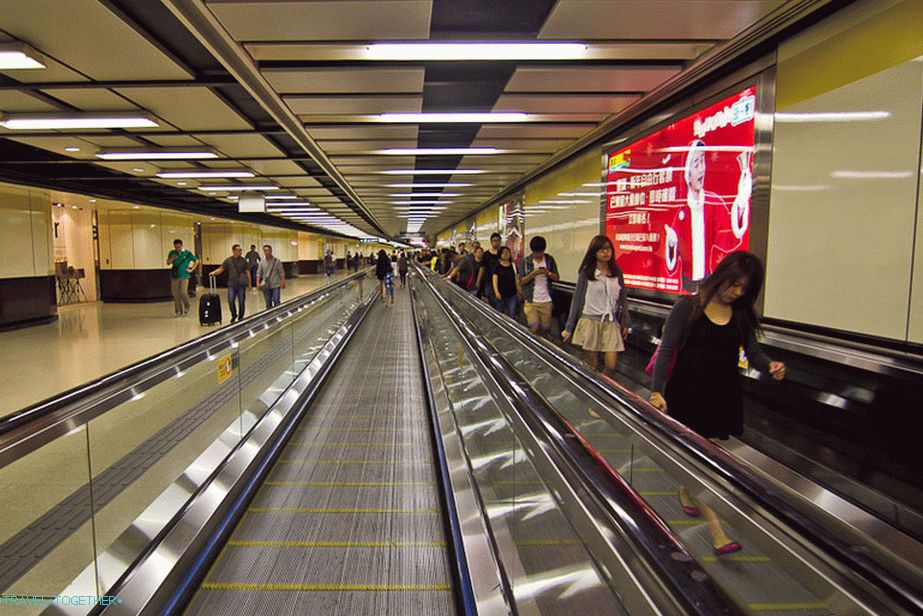 U mnogim dugim prijelazima, metro travolatory