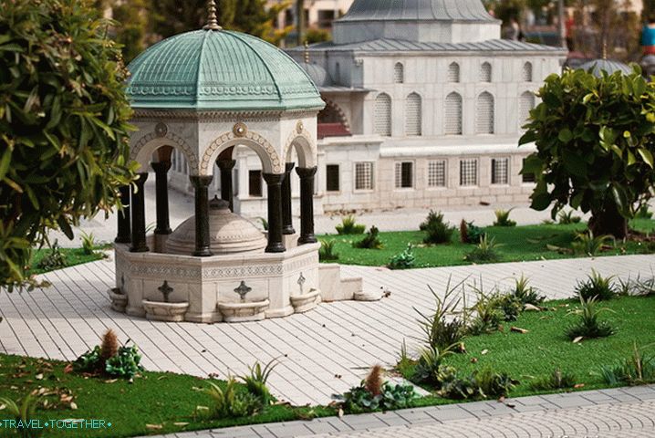 Model fontane u mini-gradu visine 20 cm.