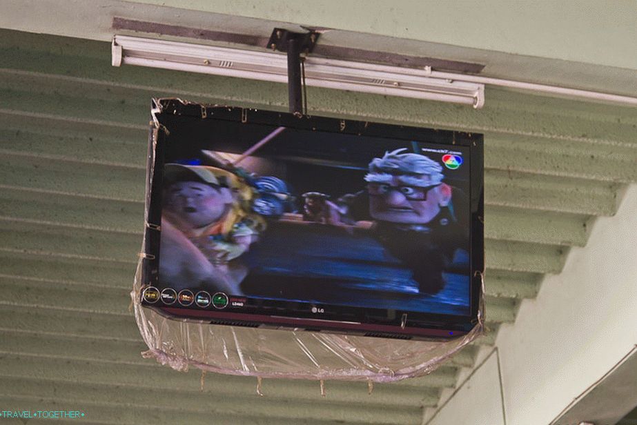 LCD TV u malom gradu na autobusnoj stanici