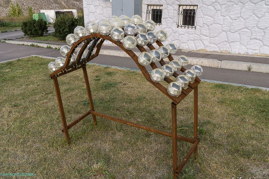 Na parkiralištu svjetiljke sa solarnim panelima
