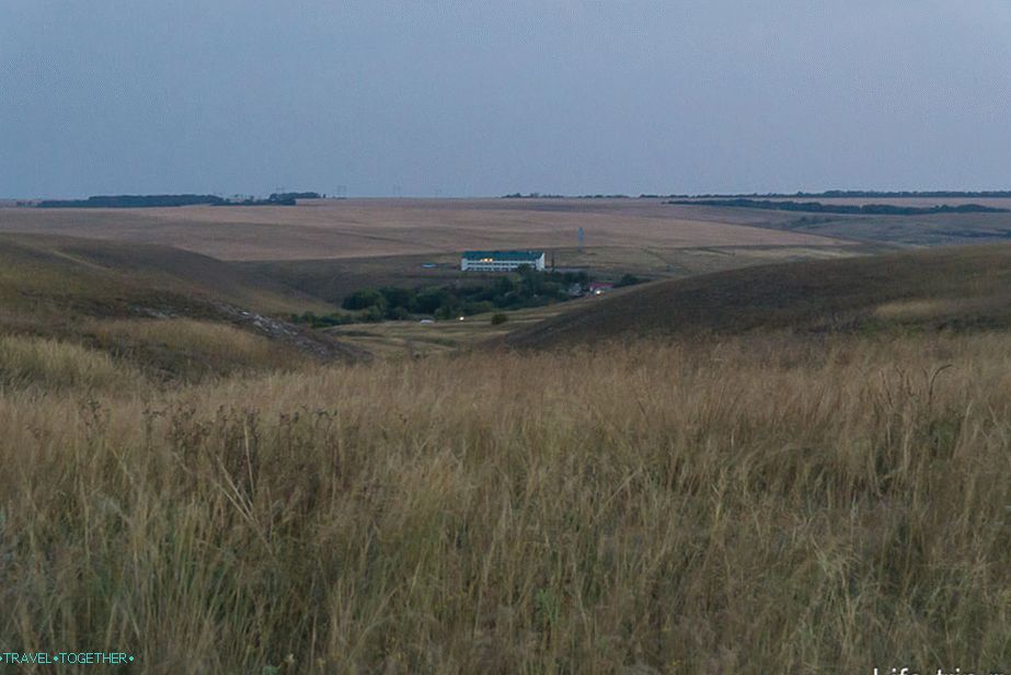 Ako prošetate oko Divnogorie, onda odozgo možete vidjeti hotel