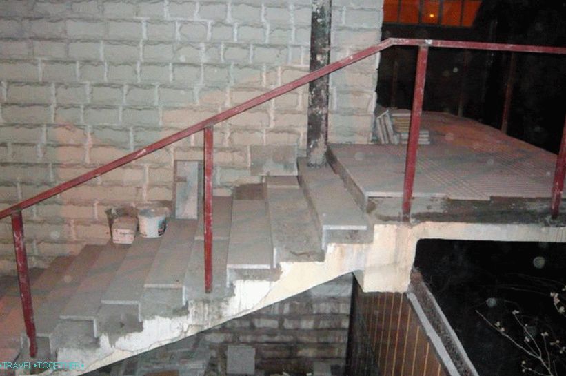 Prijelaz u izgradnji preko središnje ulice Soči mjesec dana prije Olimpijskih igara