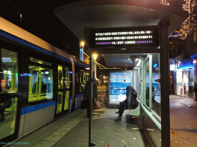 Plakat na tramvajskoj stanici