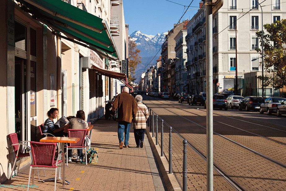 Cafe u Grenobleu i francuskim planinama