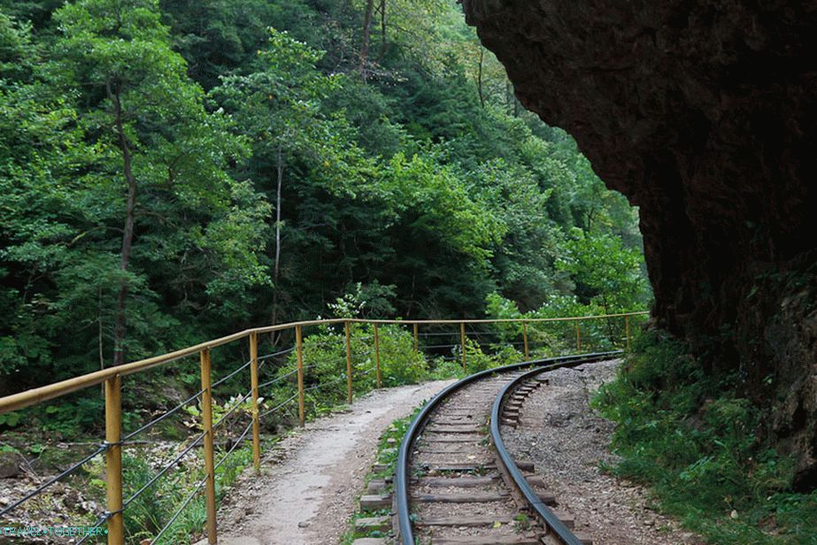 Kamenje visi nad glavom