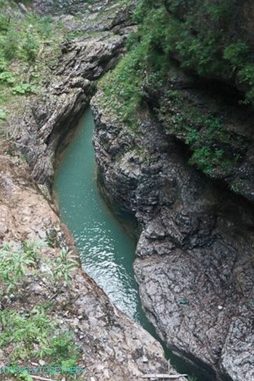 Guamska klisura u nekim mjestima jako sužena