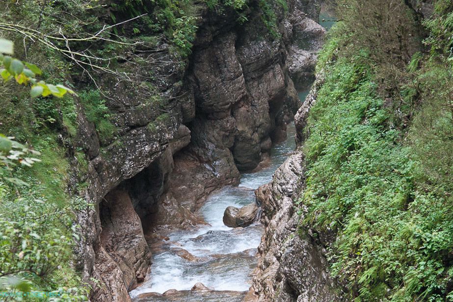 Guamska klisura u nekim mjestima jako sužena
