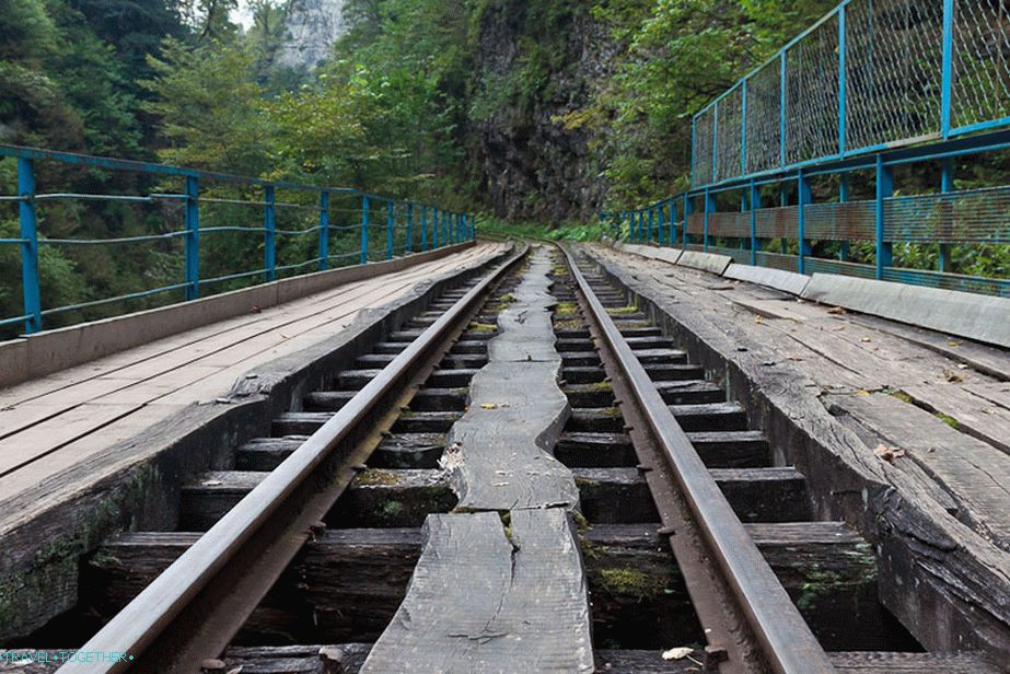 Most preko potoka Suha greda, dignuta u zrak od strane partizana u Drugom svjetskom ratu