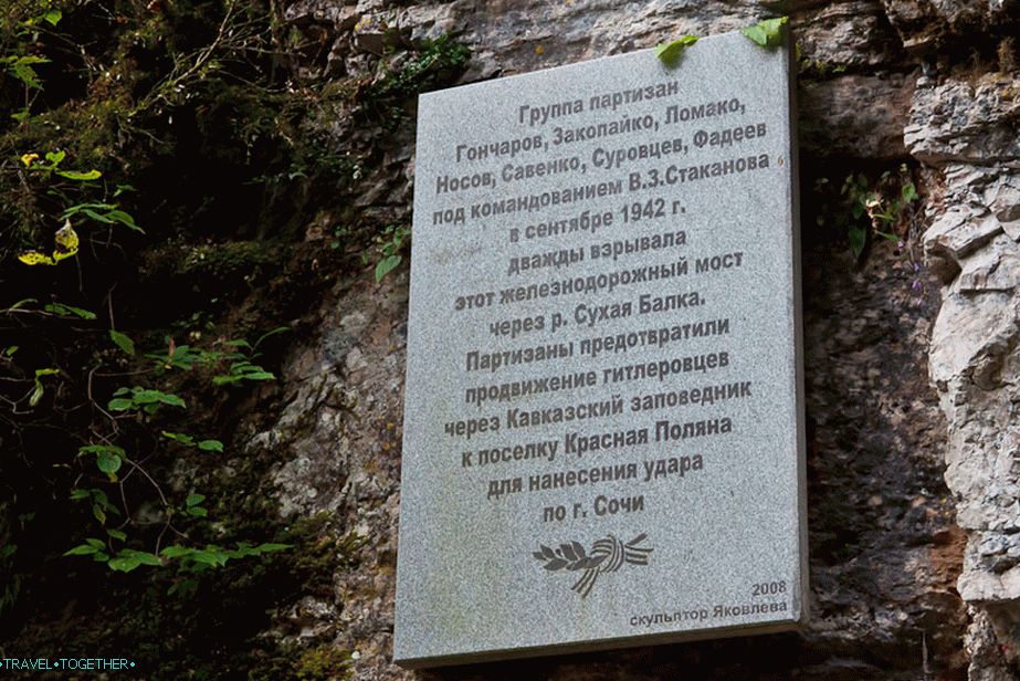 Spomen-ploča (čak i potpis kipara)