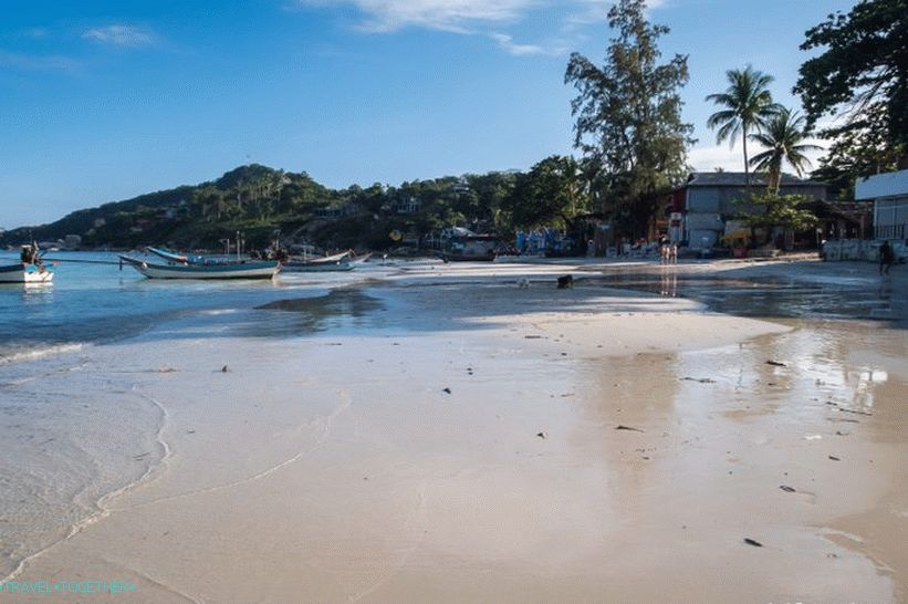 Pogled desno, plaža se naslanja na stijene
