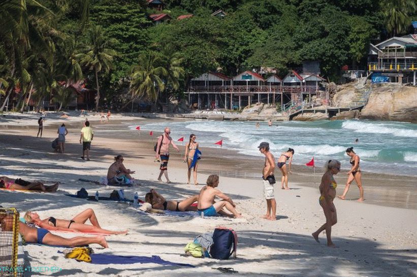 Postoji sjena, plaža je široka, ima mnogo kuća
