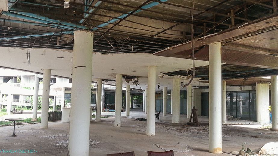 U blizini je napušteni hotel, pogođen tsunamijem
