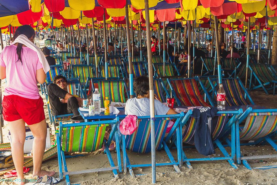 Cijela plaža je prepuna ležaljki, odmor u tajlandskom