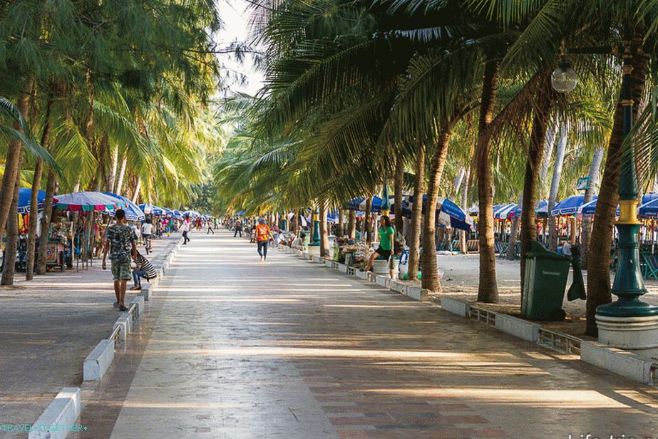 Aleja uz plažu s brojnim kafićima