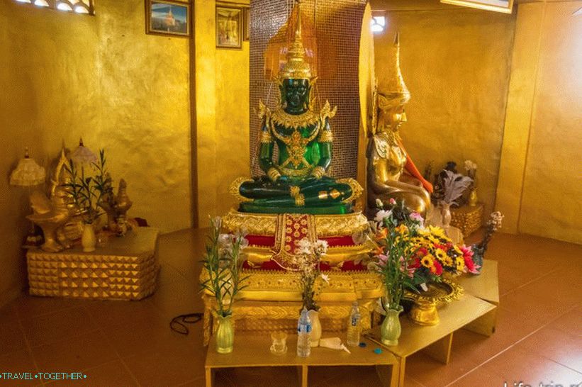 Unutar zlatnog kamenog kipa Buddhe