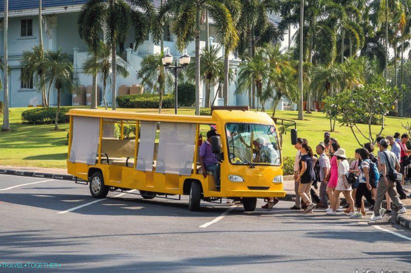 Žuti električni automobil za turističke grupe