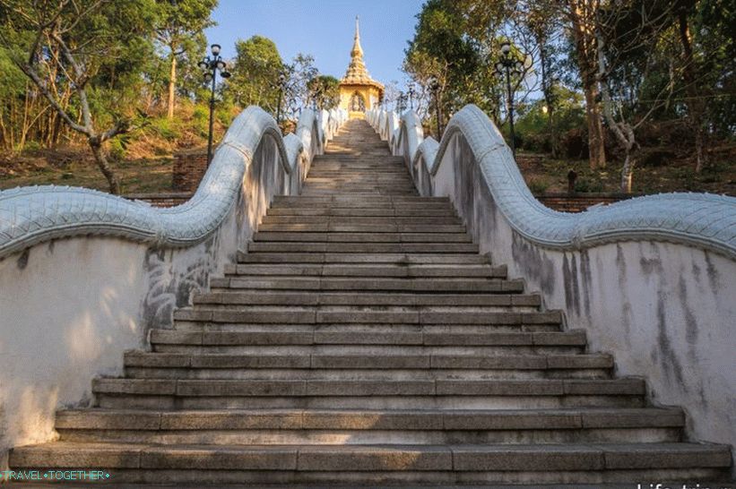 Stepenice do hrama Phra Mondop