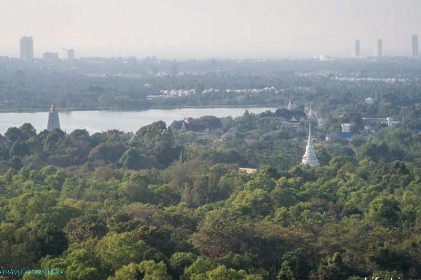 Pogled na Pattayu i područje kompleksa hrama iz hrama Phra Mondop