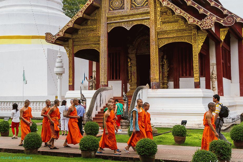 Na području Wat Phra Singha mnogi redovnici