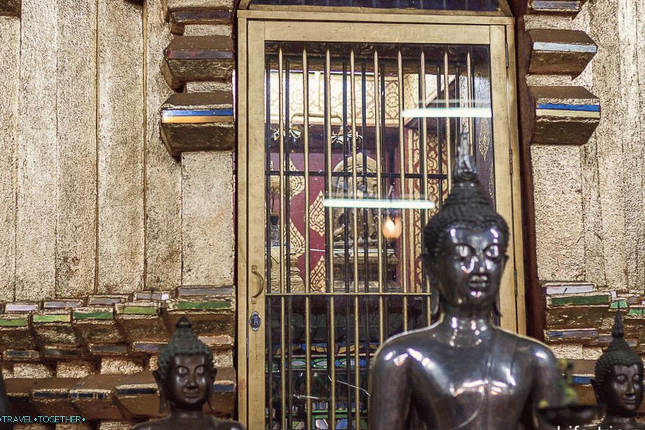 Kip Buddhe skriven iza rešetaka
