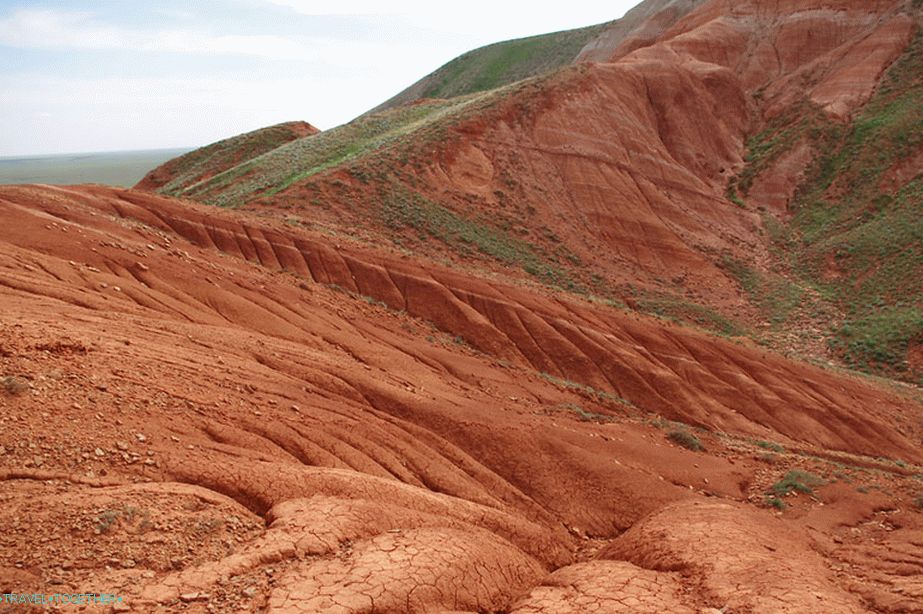 Crvene stijene u podnožju planine Boljšoj Bogdo, regija Astrakhan