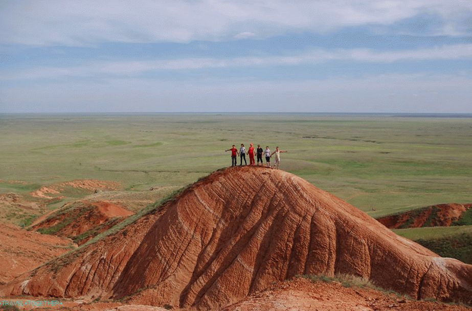 Na crvenim stijenama u rezervatu Bogdinsko-Baskunchaksky, regija Astrakhan