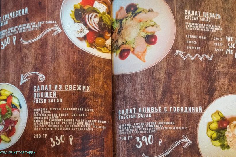 Gosti u kafićima u Gorkom gradu - skupa, ali ukusna