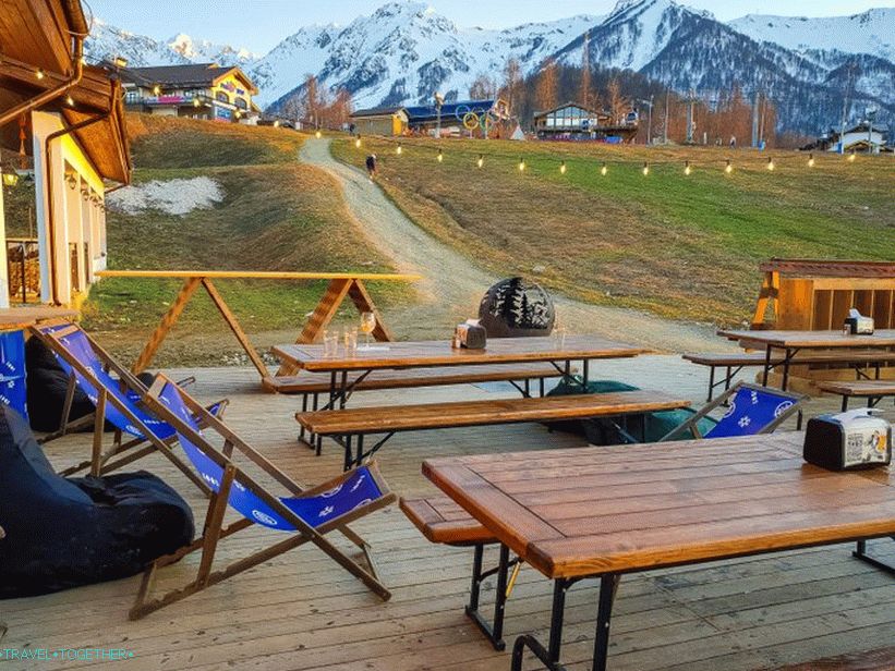 Cafe Pear - mjesto za odrasle stričeve i tete u Rose Plateau (1170m)