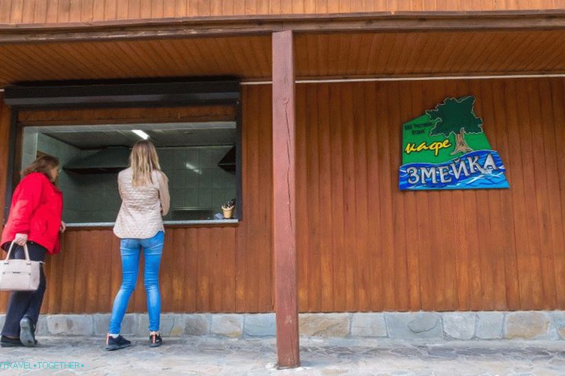 Zmijska kavana - jedina ustanova u Zmeikovskim vodopadima