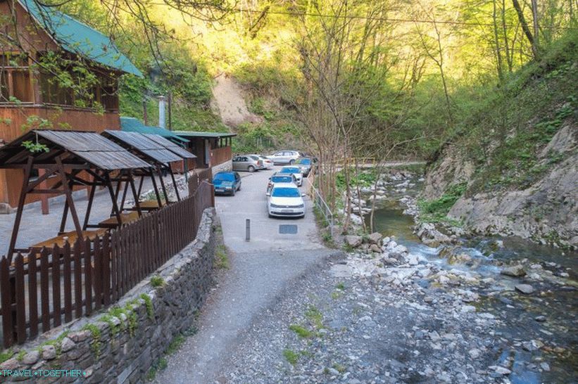 Zmijska kavana - jedina ustanova u Zmeikovskim vodopadima