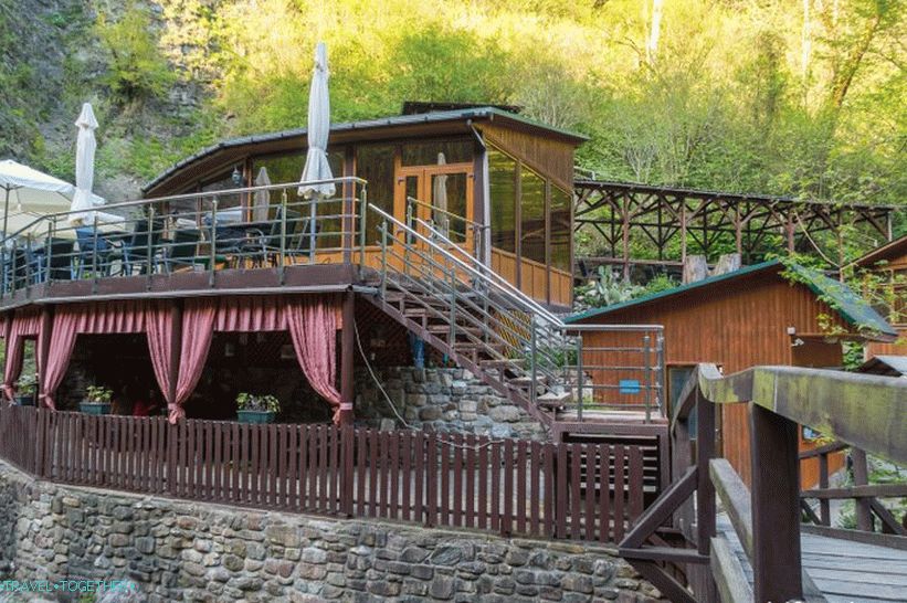 Zmijska kavana u Sočiju, na Zmeikovskim vodopadima