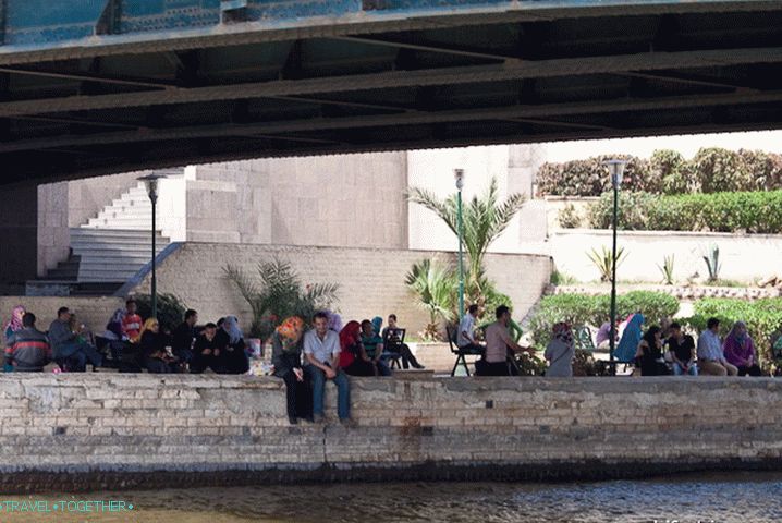 Rijeka Nil. Kafić ispod mosta.