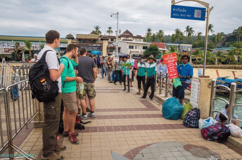 Pier Tonsai na Phi Phi, sa znakovima hotelskih radnika