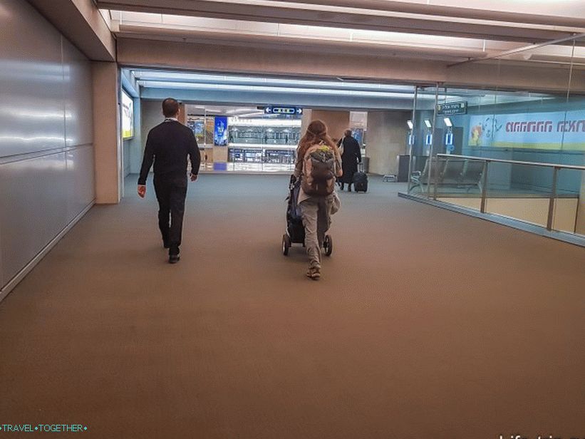 Službenik zračne luke nas vodi do Ministarstva apsorpcije imigranata