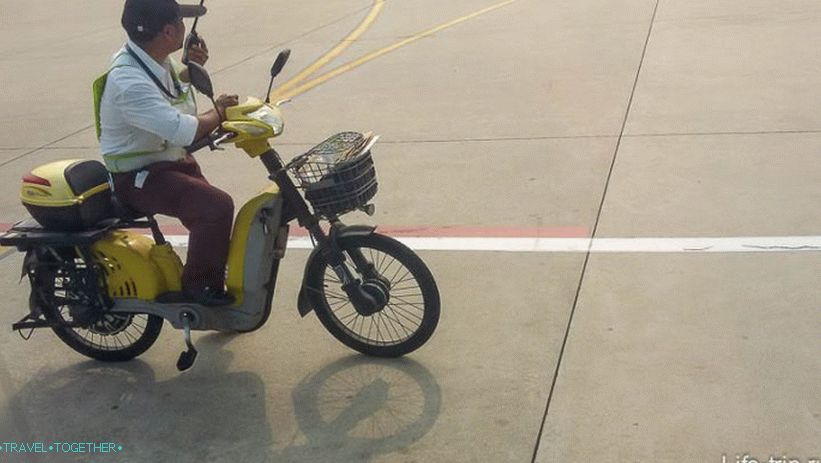 U Sanyi, na aerodromu, radnici se kreću na biciklima