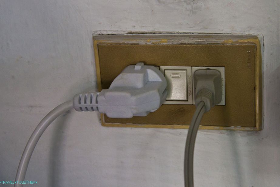 Euro-plug i flat-pin američki utikač mirno koegzistiraju