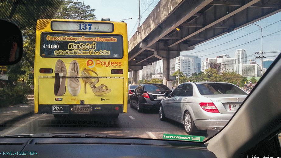 Napustili smo Bangkok i nykymsya u prometu