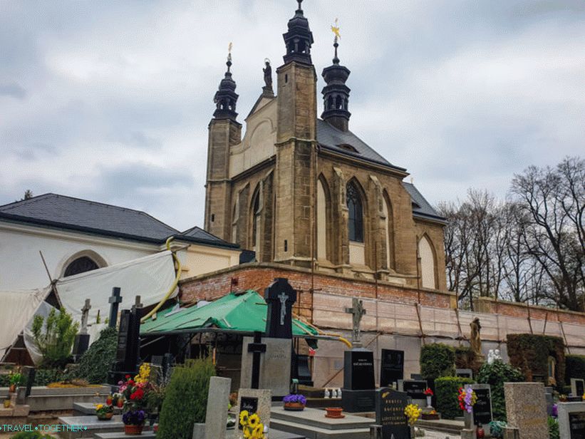 Kostnice u Kutnoj Hori, okružen grobljem
