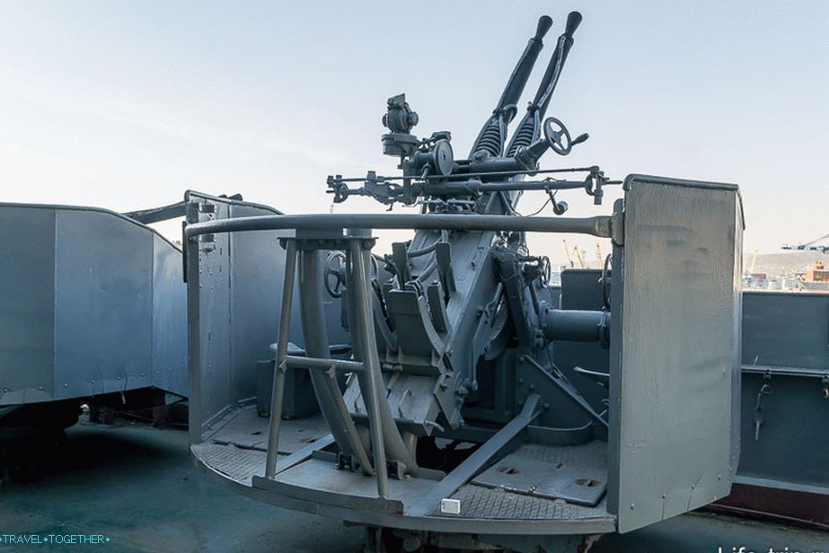 Zrakoplovna instalacija s dva pištolja u blizini polja V-11