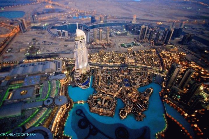UAE, pogled na noćni grad s osmatračnice na tornju Burj Khalifa
