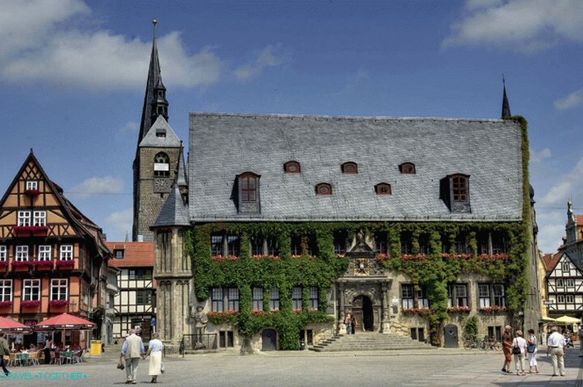 Gradska vijećnica u Quedlinburgu i crkva iza nje