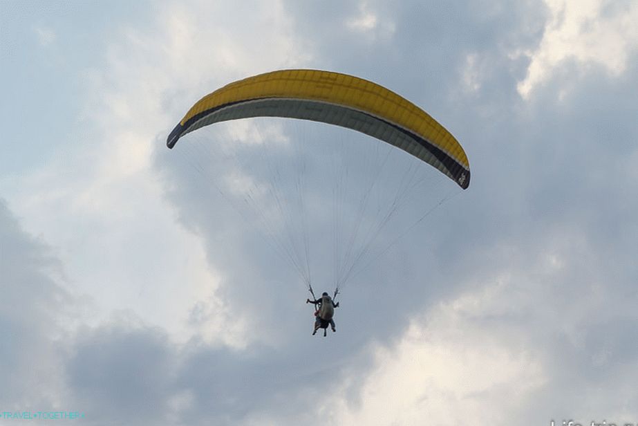Postoje leteći paraglajderi
