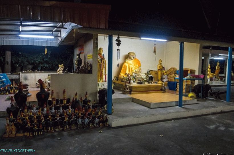 U hramu Bat Khao Phra
