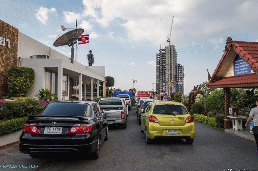 Parking na radio postaji i ulaz u sobu za promatranje