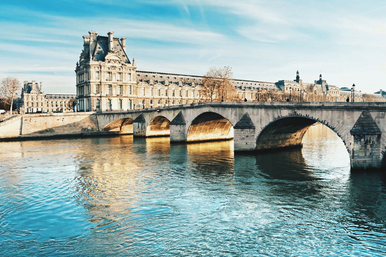 Pogled na palaču Louvre s obala Seine