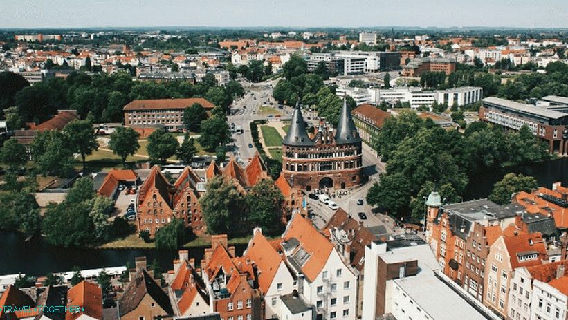 Panorama starog grada Lubecka i gradskih vrata Holstentor