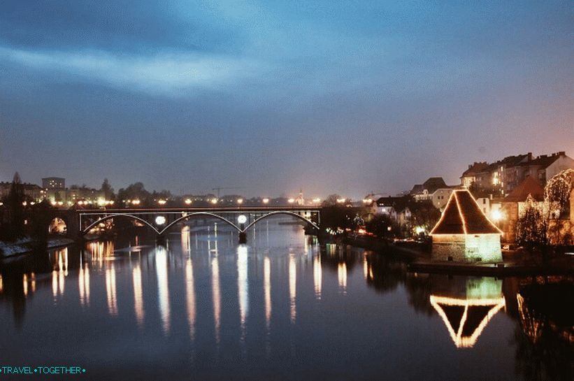 Pogled na noć Maribor i Dravu