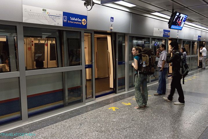 Bangkok MRT Metro. Vrata na stanicama su umnožena