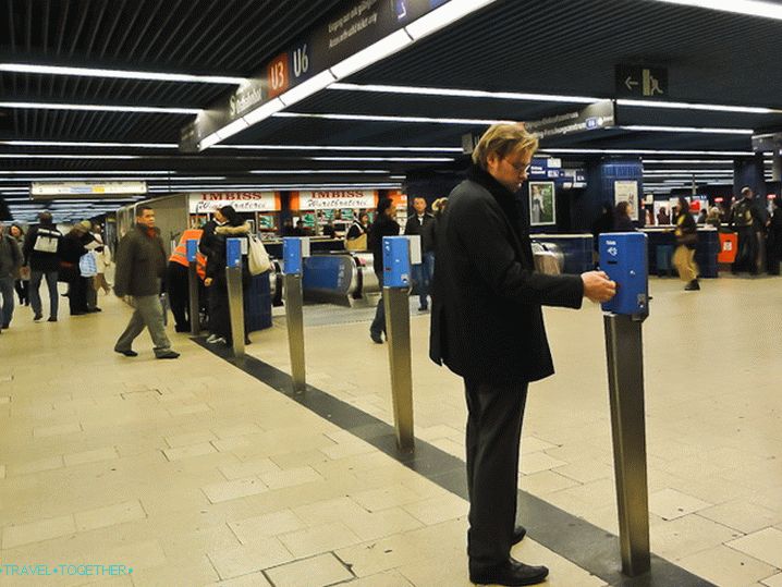Validatori na ulazu u podzemnu željeznicu u Münchenu